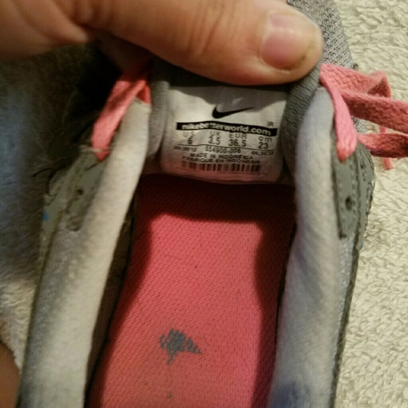 Nike shoes - Picture 2 of 3